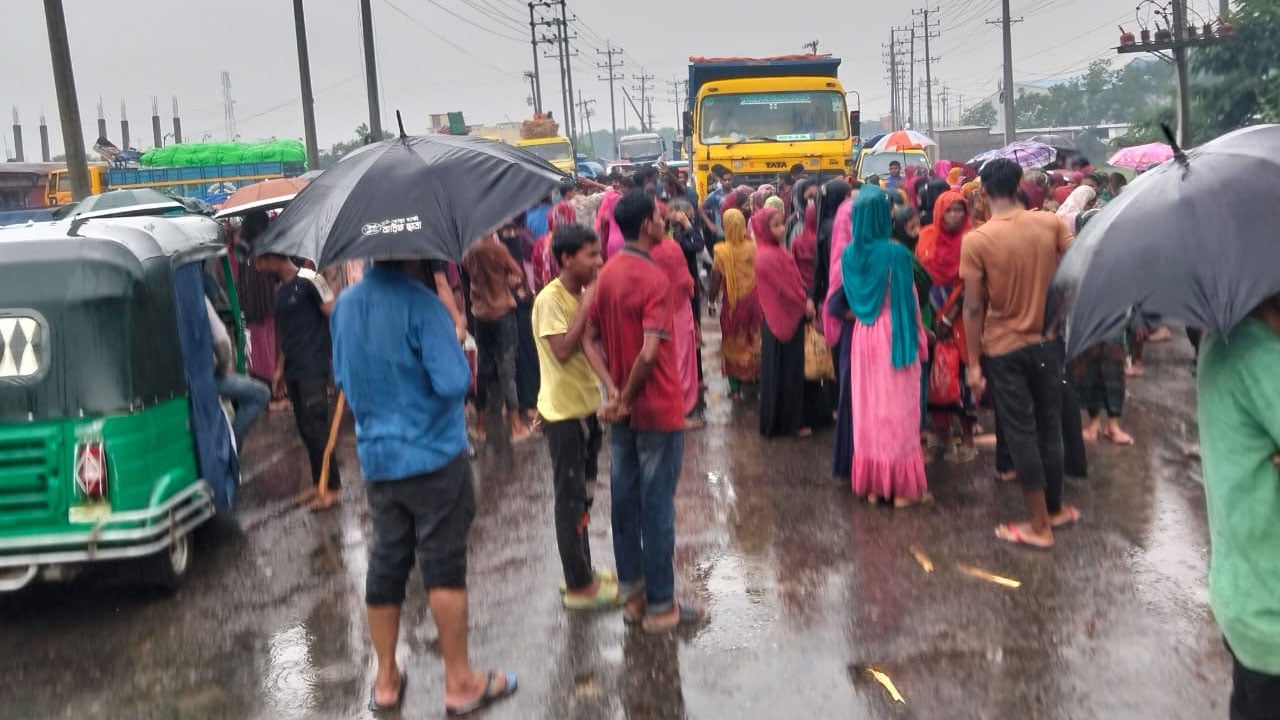 মাধবপুরে বেতন-বোনাসের দাবিতে মহাসড়ক অবরোধ