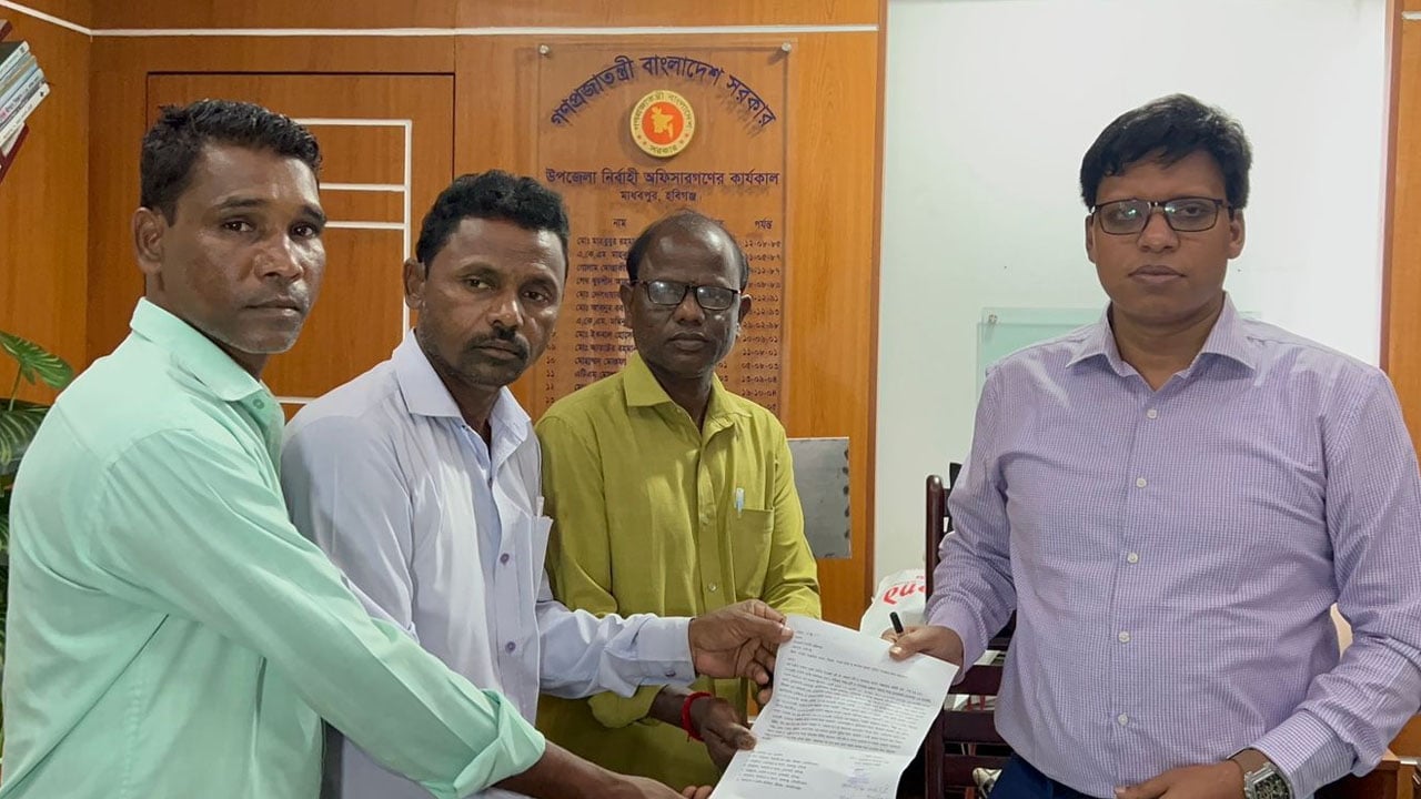 চা শ্রমিকদের বকেয়া পরিশোধের দাবিতে ইউএনওর কাছে স্মারকলিপি