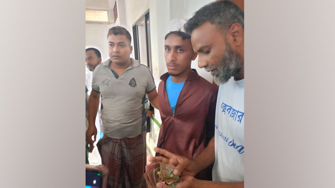 মসজিদের বাক্স ভেঙে টাকা চুরির সময় হাতেনাতে ধরা পড়লো চোর