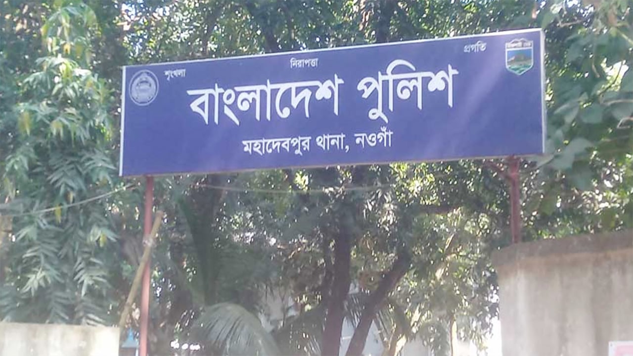 নওগাঁয় সবজিবাহী ভ্যানে বালুর ট্রাকের ধাক্কা, নিহত ৫