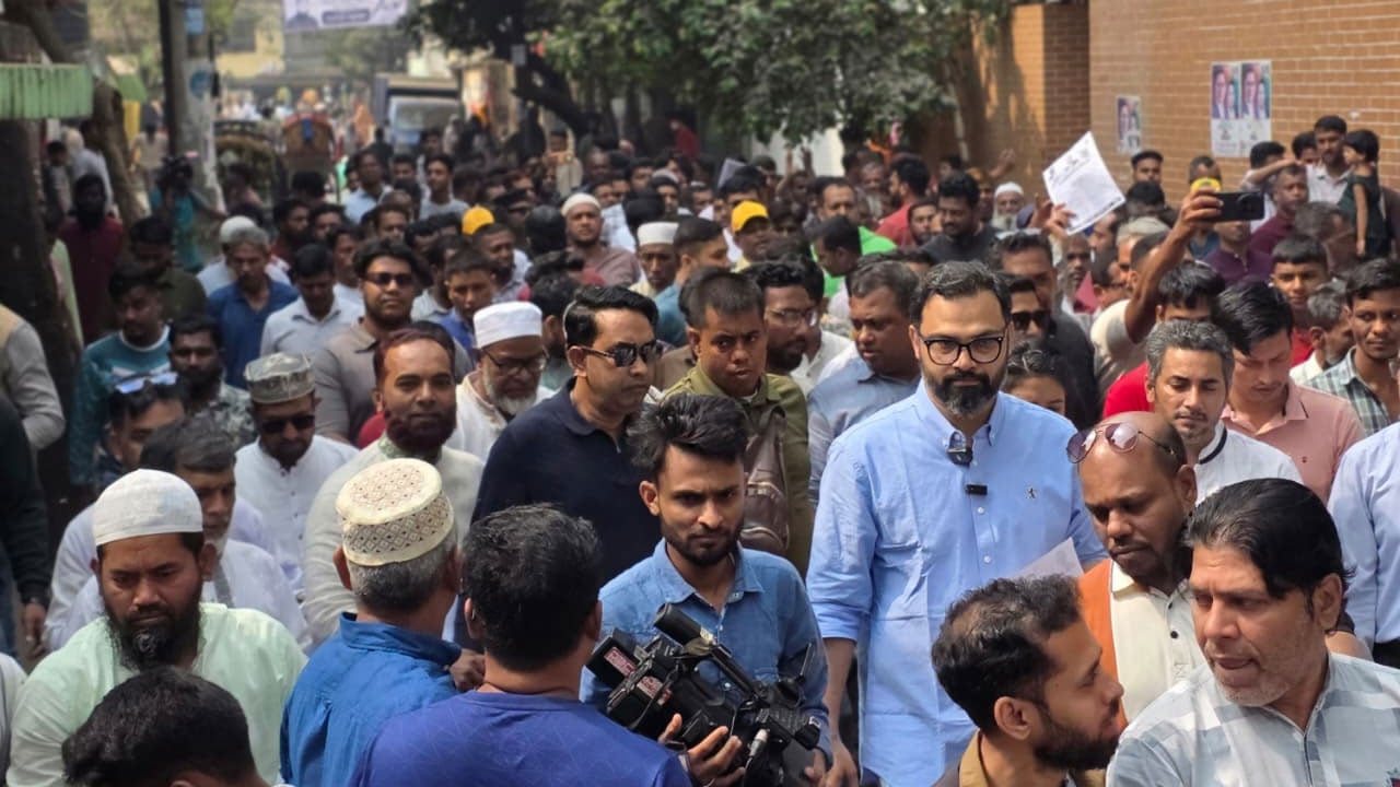 অসহায়দের টাকা-উপহার দিয়ে ভোট কেনার চেষ্টা করছে জামায়াত