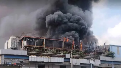 মহাখালীতে একটি ভবনে আগুন, নিয়ন্ত্রণে ৩ ইউনিট