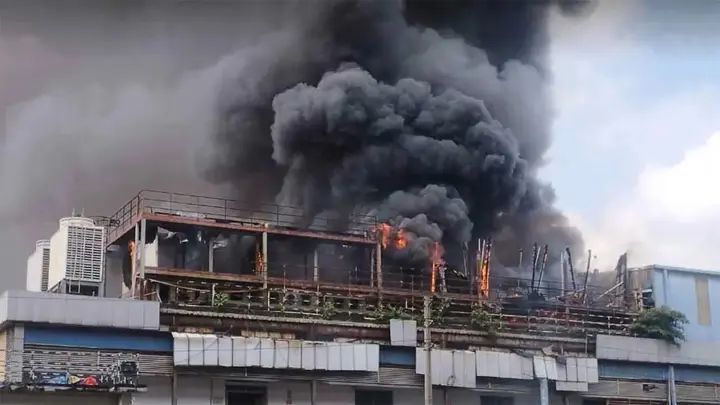 মহাখালীতে একটি ভবনে আগুন, নিয়ন্ত্রণে ৩ ইউনিট