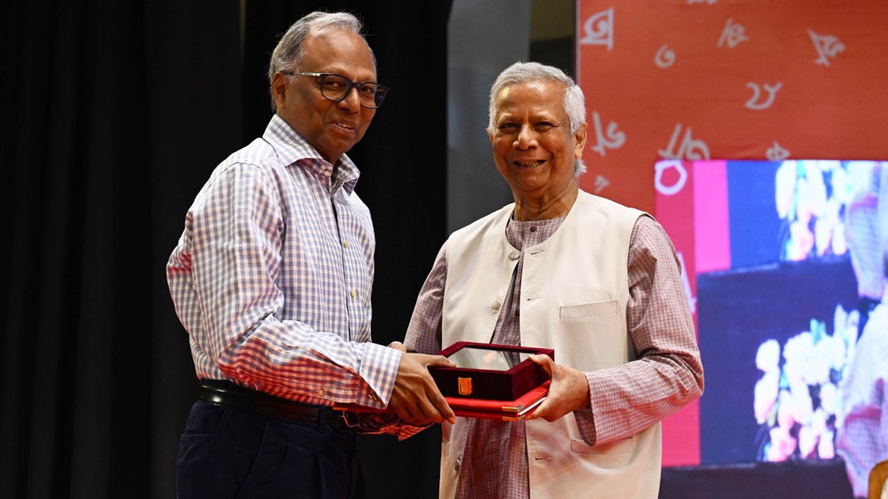 একুশে পদক গ্রহণ করলেন ড. মাহমুদুর রহমান