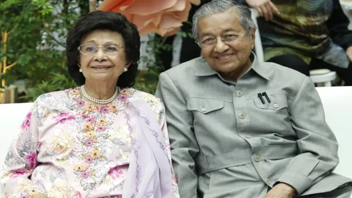 স্ত্রীর মৃত্যুর পর একদিন পরই হাসপাতালে ভর্তি মাহাথির মোহাম্মদ 