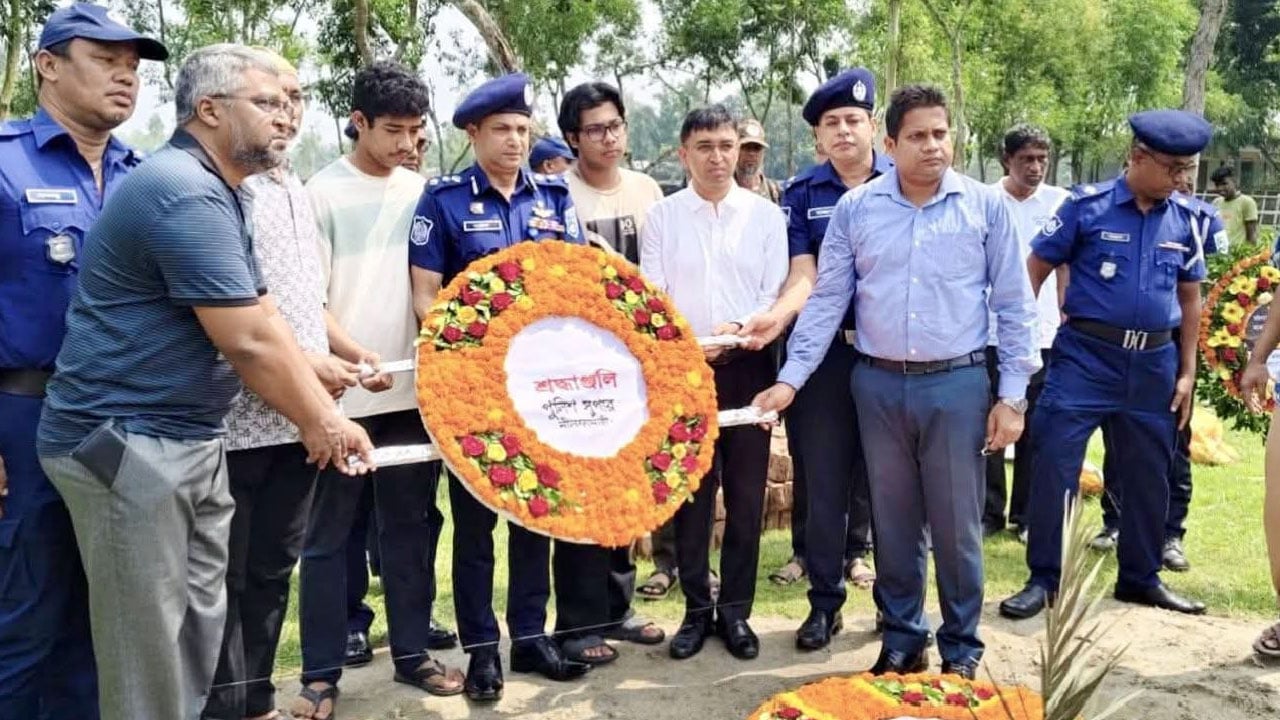 মাহেরিন চৌধুরীর সমাধিতে ডিসি-এসপির শ্রদ্ধাঞ্জলি