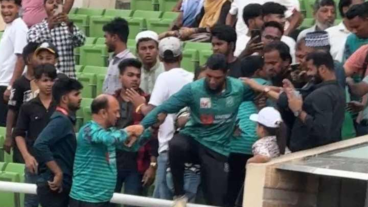 'ফাইনাল' হেরে দর্শকের দিকে তেড়ে গেলেন রিয়াদ