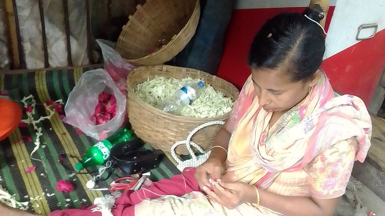 মালা গেঁথেই জীবন চলে নূরজাহানের