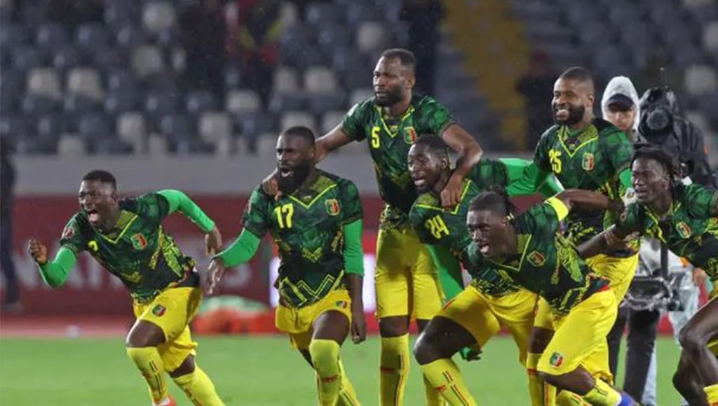 রোমাঞ্চ উপহার দিয়ে কোয়ার্টারে মালি, সঙ্গী সেনেগাল