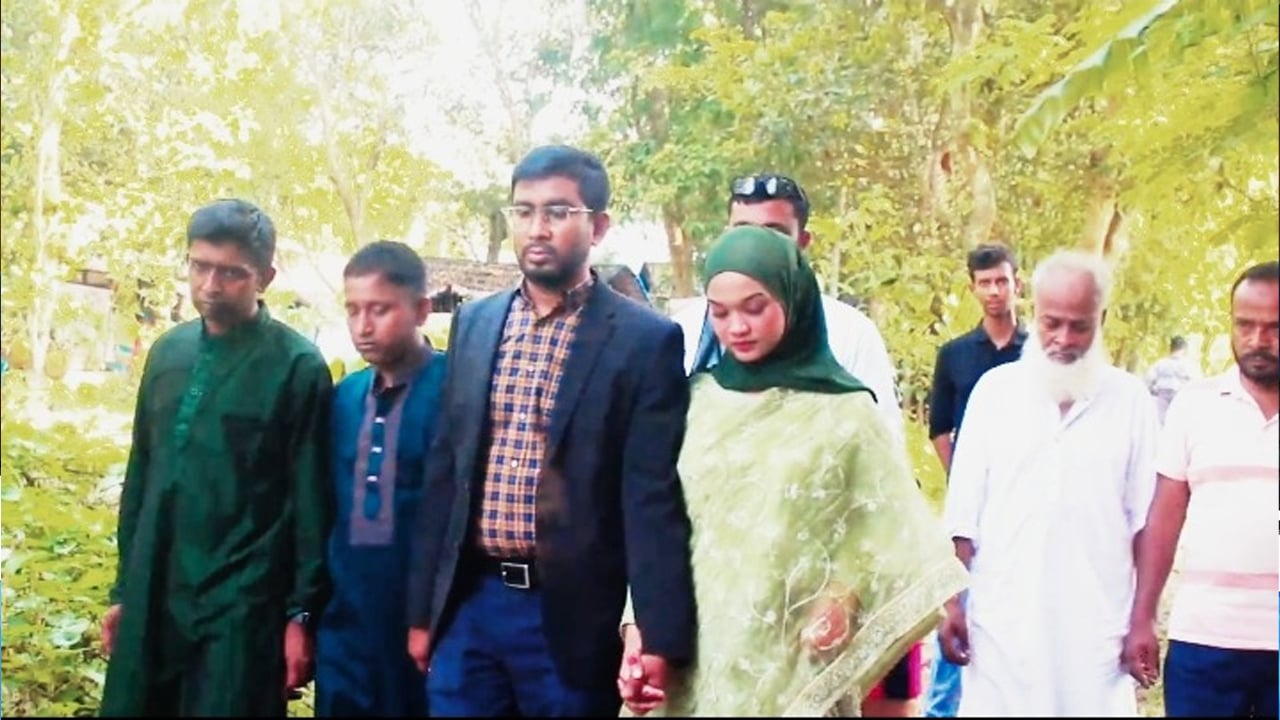 বিয়ের দুই বছর পর স্বামীকে নিয়ে বরিশালে মালয়েশিয়ান তরুণী
