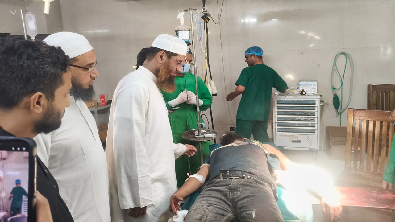 আহত জুলাইযোদ্ধাকে দেখতে হাসপাতালে মামুনুল হক