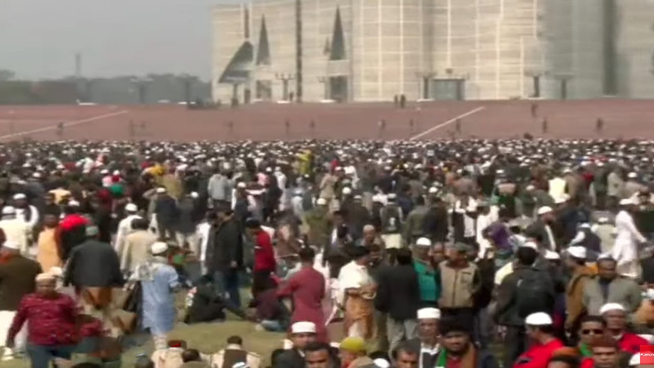 খালেদা জিয়ার জানাজায় অংশ নিতে মানিক মিয়া অ্যাভিনিউয়ে জনস্রোত