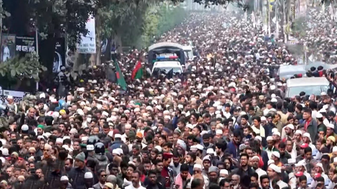 খালেদা জিয়ার জানাজায় অংশ নিতে মানিক মিয়া অ্যাভিনিউয়ে জনস্রোত