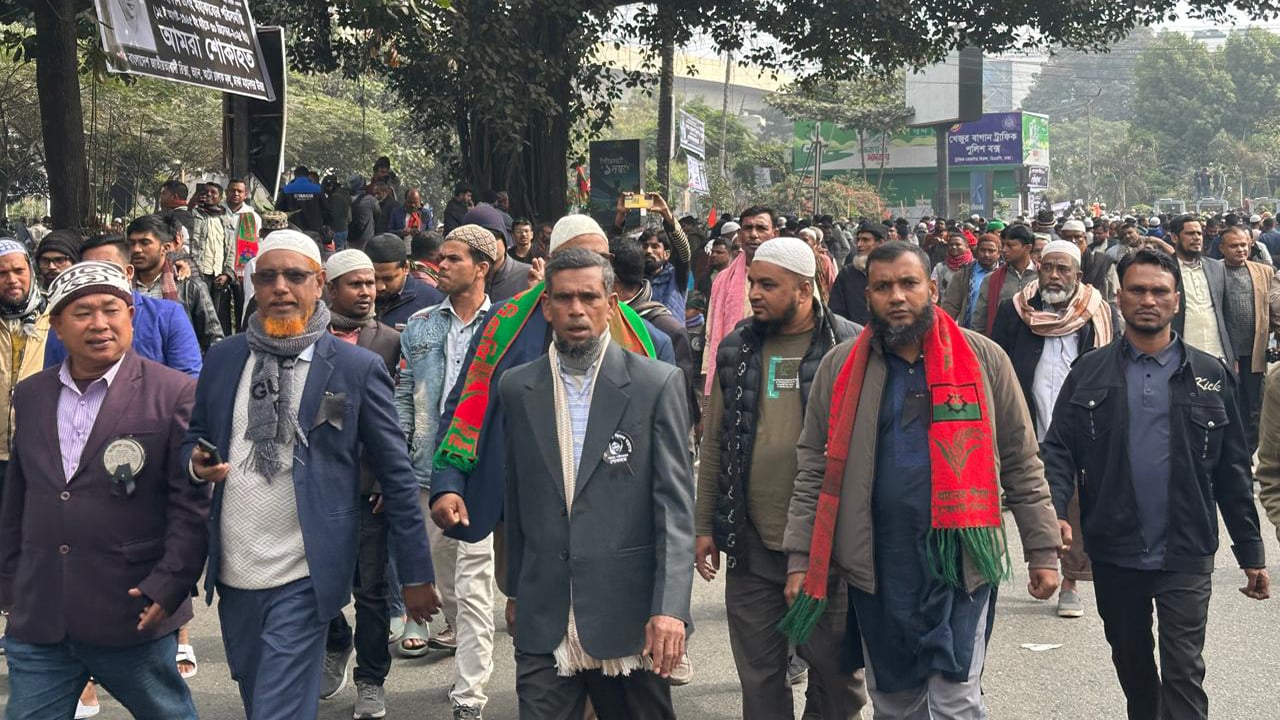 খালেদা জিয়ার জানাজায় অংশ নিতে দলে দলে আসছেন নেতাকর্মীসহ সাধারণ মানুষ