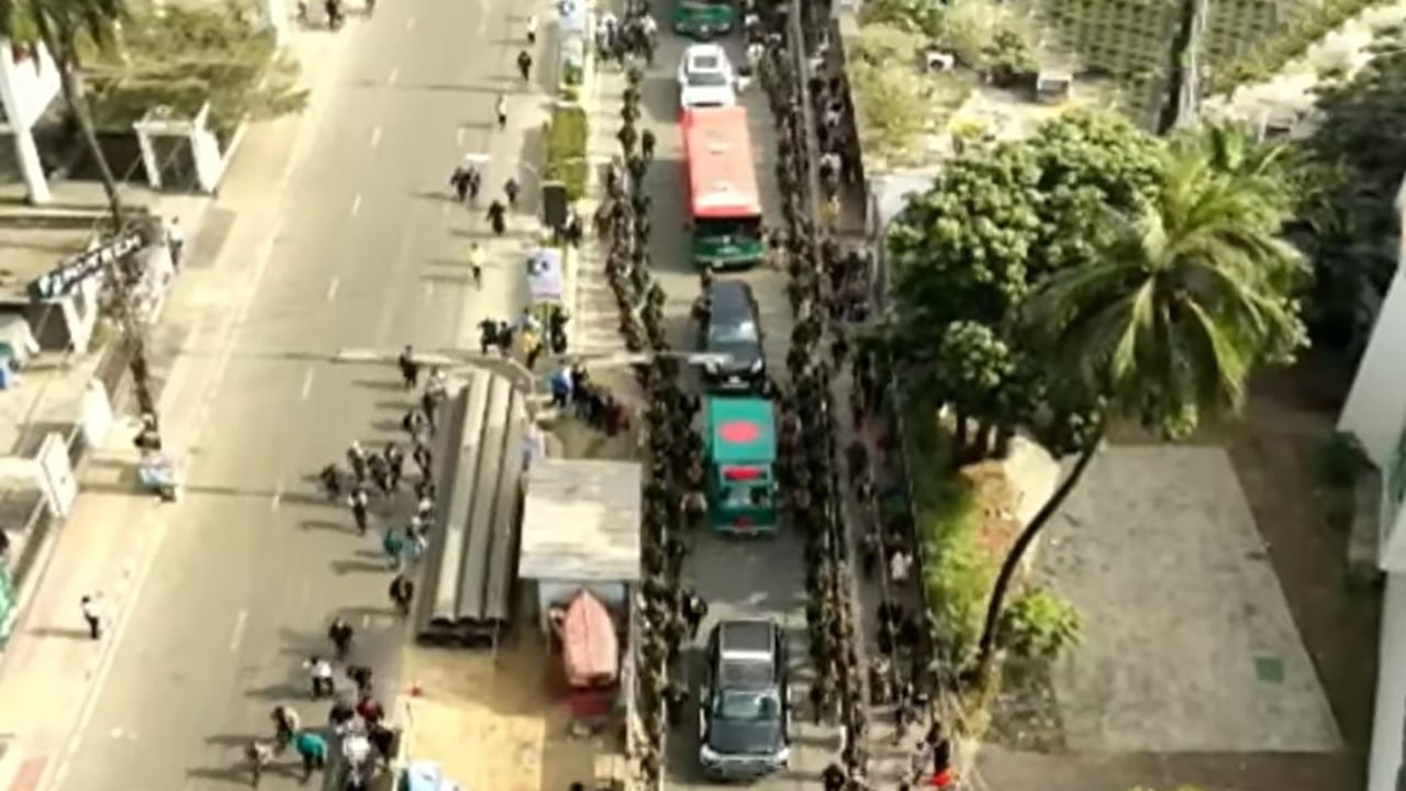 ছেলের বাসা থেকে জানাজা স্থলের উদ্দেশে খালেদা জিয়ার লাশবাহী গাড়ি