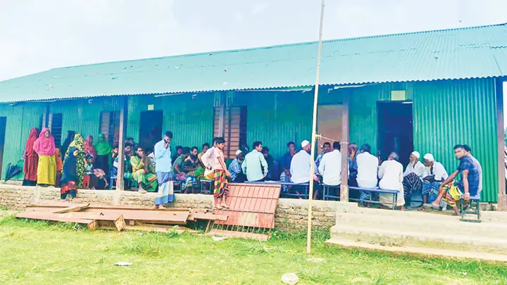 নানা সংকটে মুখ থুবড়ে পড়েছে প্রাথমিক শিক্ষা