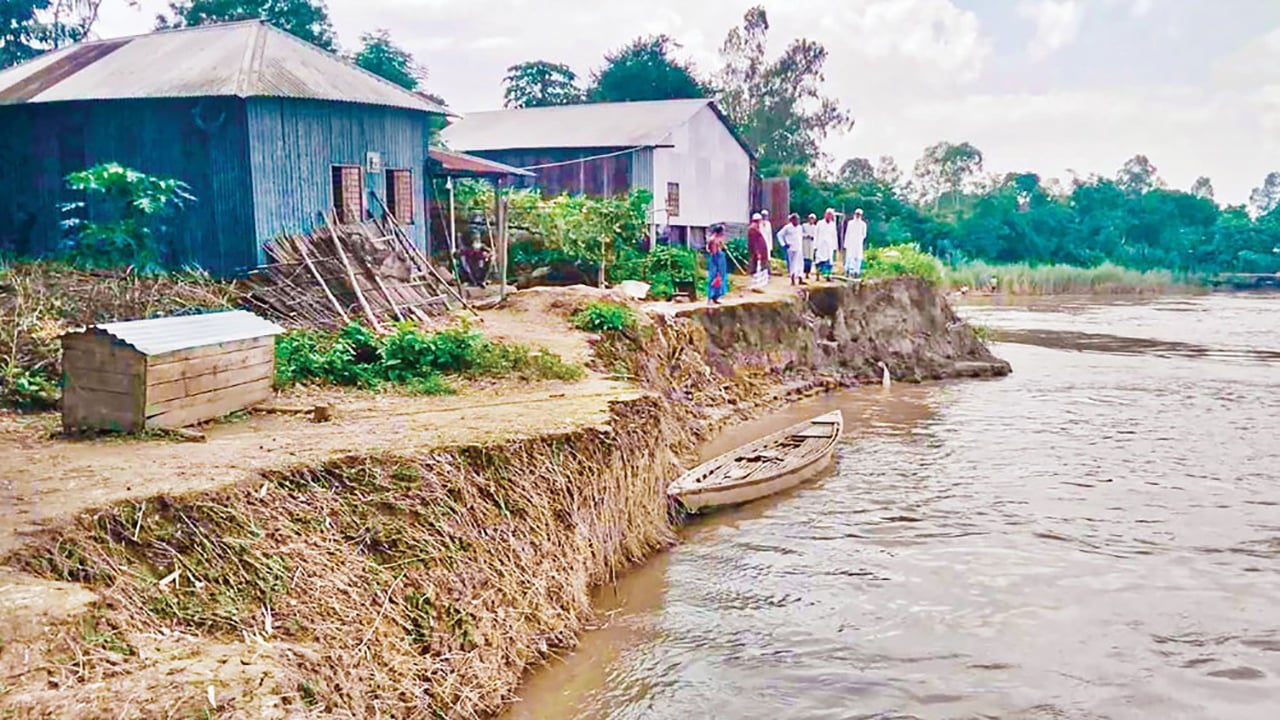 যমুনার ভাঙনে বিলীন ভিটেমাটি, ফসলি জমি 