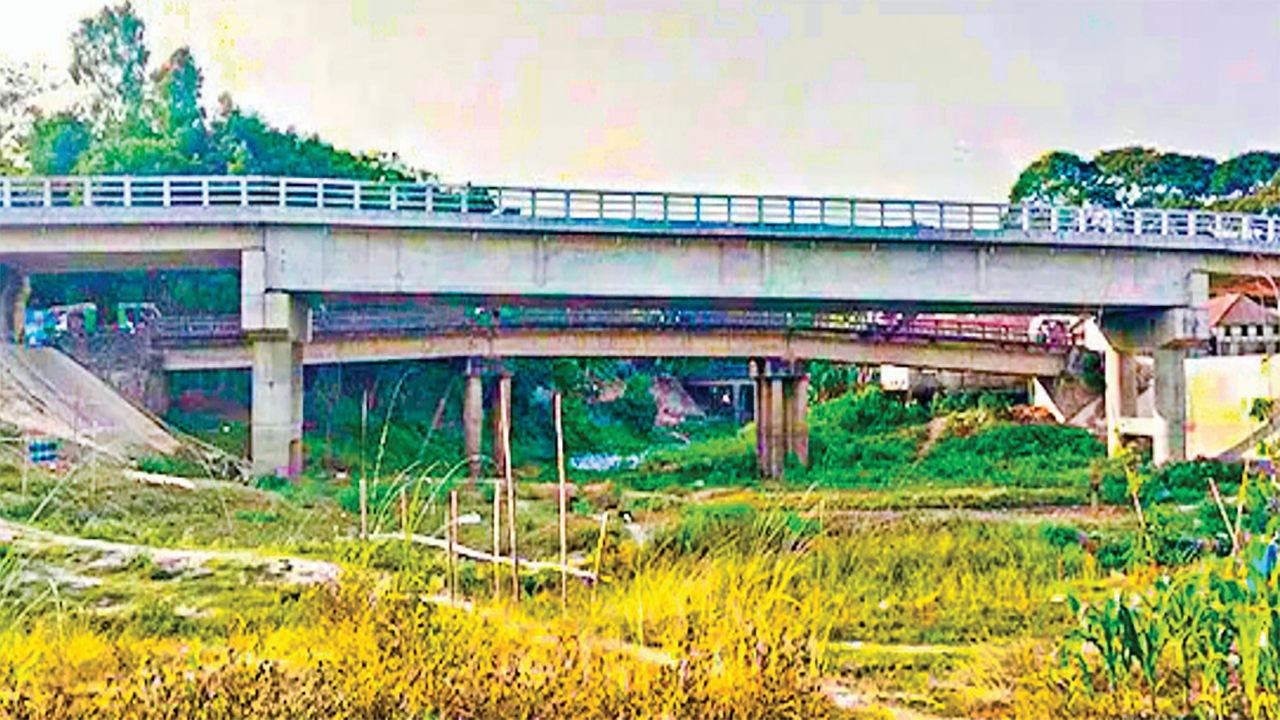 সংযোগ সড়ক না থাকায় কাজে আসছে না ইছামতি নদীর সেতু