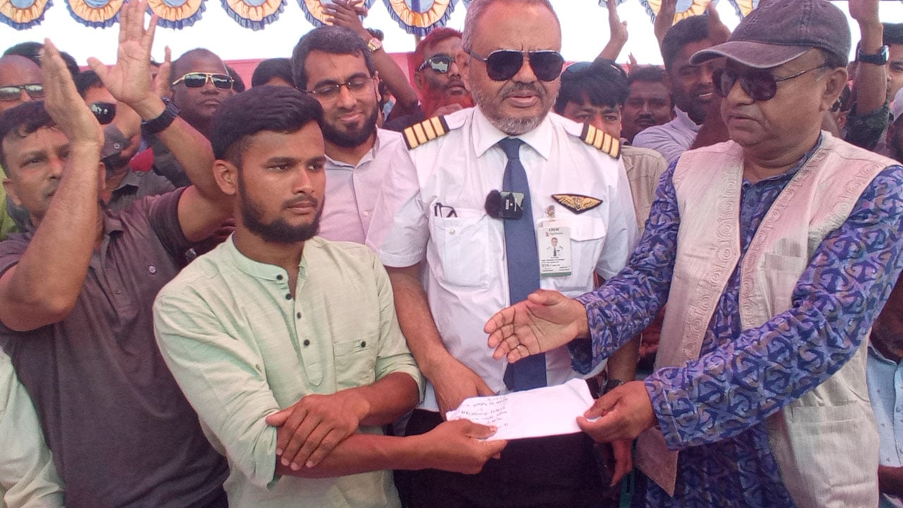 জুলহাসের প্লেনে উঠার স্বপ্নপূরণ করলেন বিমান বাহিনীর পাইলট
