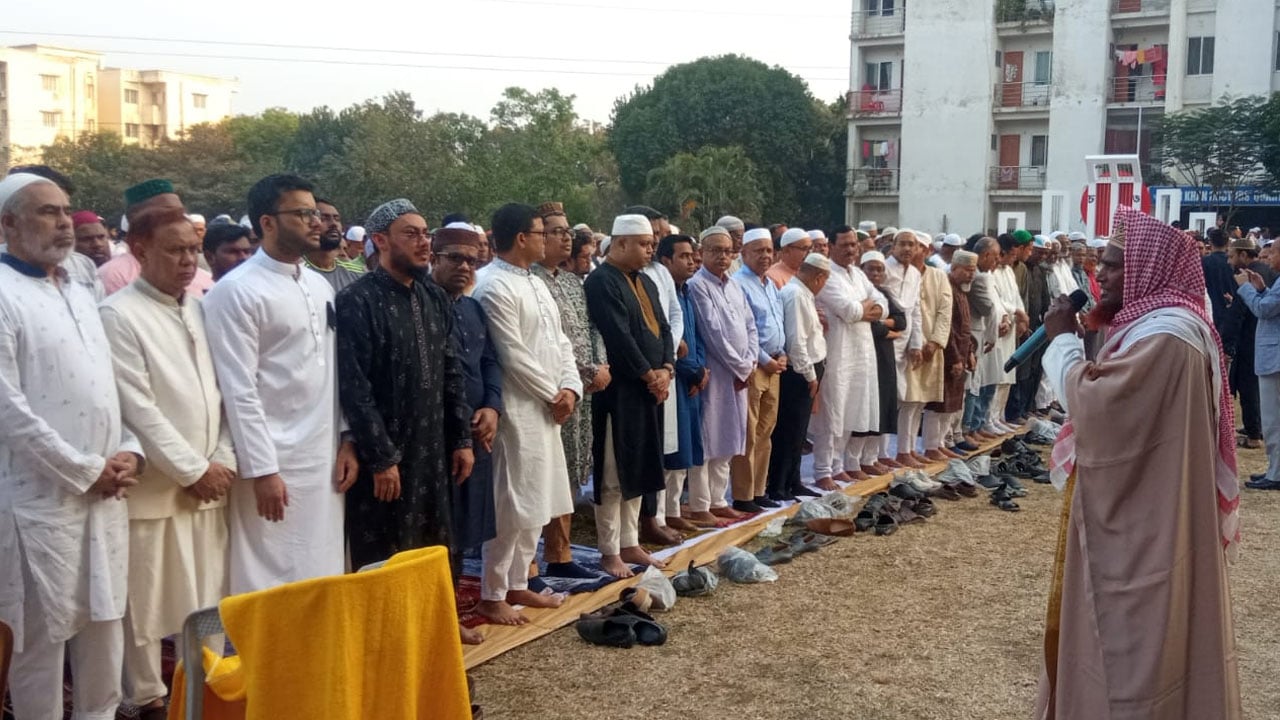 জানাজা শেষে আমার দেশ এমডির মায়ের দাফন সম্পন্ন