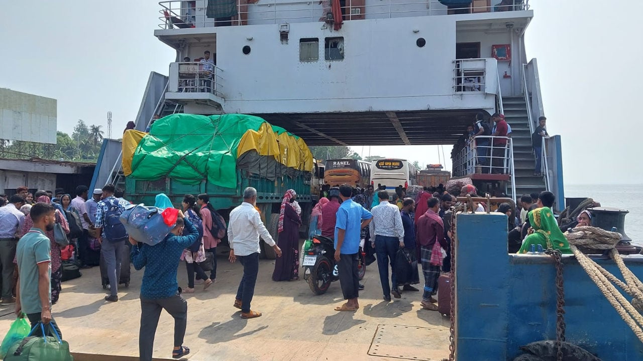 পাটুরিয়া-দৌলতদিয়া নৌপথে যাত্রী ও যানবাহনের ঢল, নেই ভোগান্তি
