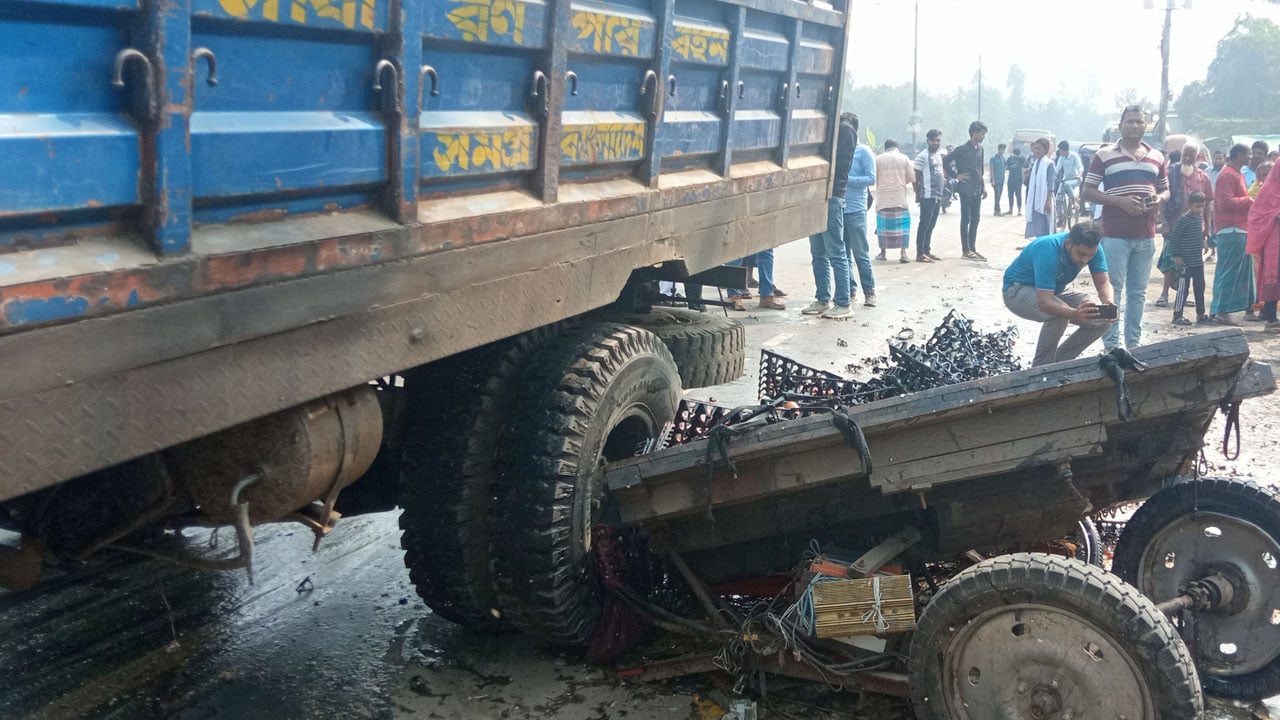 মানিকগঞ্জে ট্রাকচাপায যুবক নিহত, আহত ৪