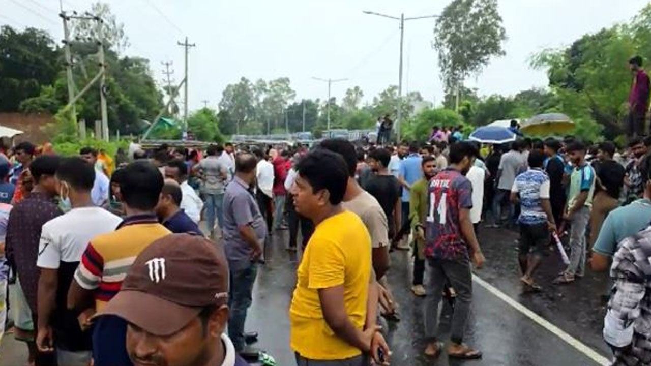 ঢাকা-পাটুরিয়া মহাসড়কে শ্রমিকদের অবরোধ, তীব্র যানজট