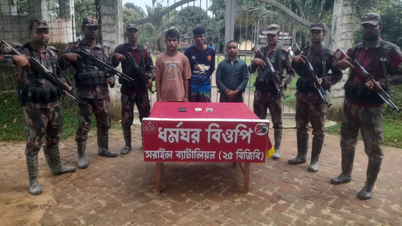 মাধবপুর সীমান্ত দিয়ে ভারতে যাওয়ার চেষ্টাকালে তিনজন আটক