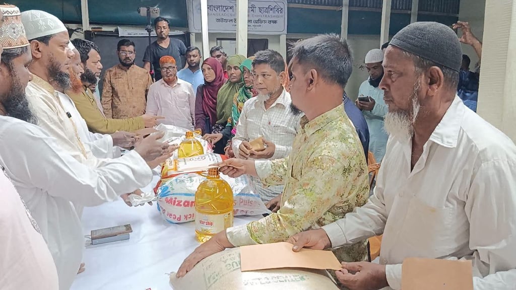 শহীদ পরিবারের মাঝে ঈদ উপহার বিতরণ করলেন ড. শফিকুল ইসলাম মাসুদ