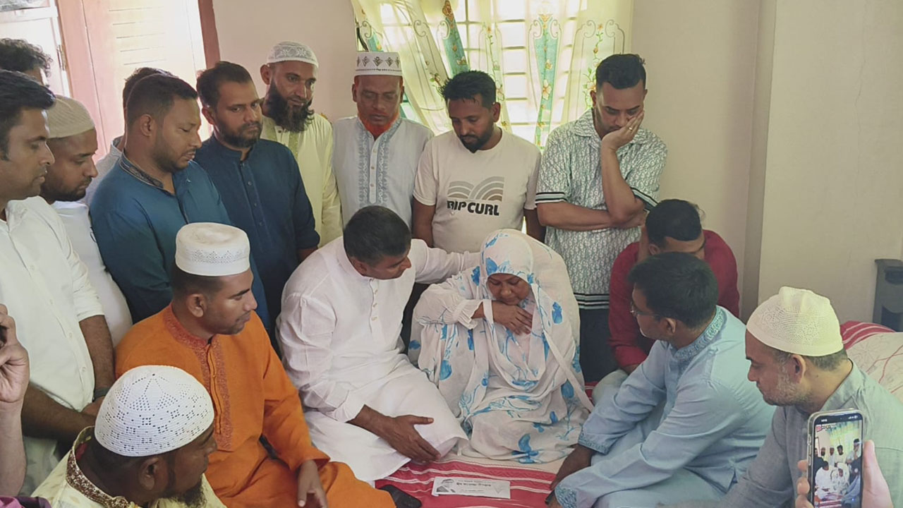 জুলাই শহীদ জয়ের পরিবারের পাশে থাকবেন এস এম জাহাঙ্গীর