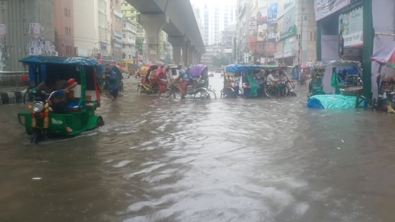 ৩০ ঘণ্টায় ১৭৯ মিলিমিটার বৃষ্টি, পানির নিচে ঢাকা