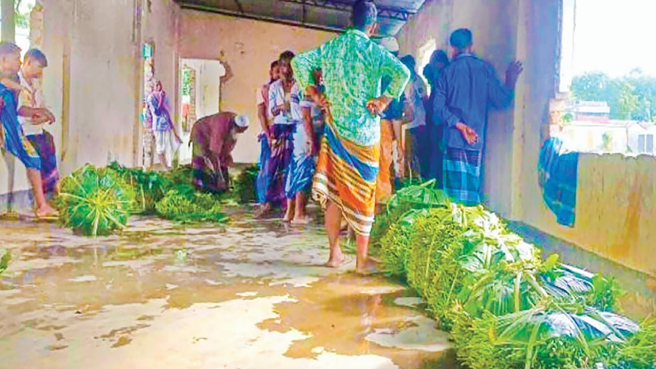 ফুলবাড়ীয়ায় আওয়ামী লীগ কার্যালয় এখন পানের হাট