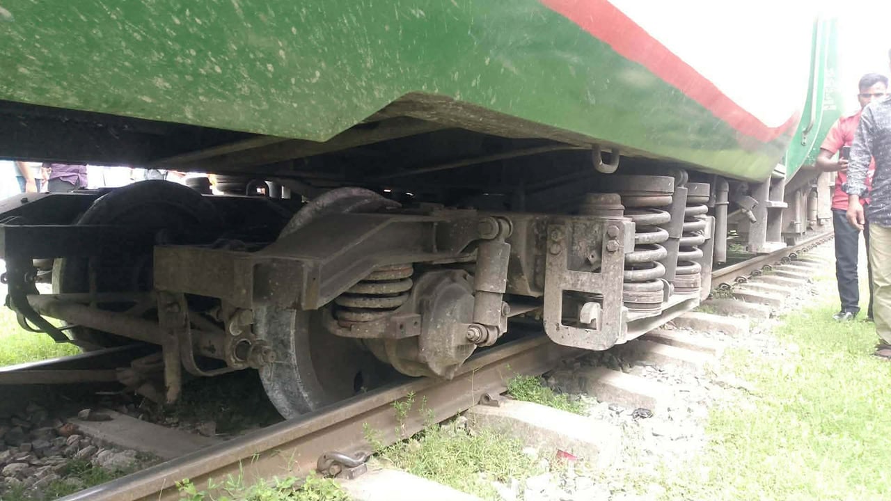 বগি লাইনচ্যুত, জামালপুর-ঢাকা রুটে ট্রেন চলাচল বন্ধ
