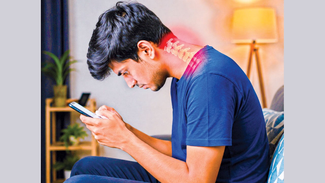মোবাইল ব্যবহারে ঘাড়ের ওপর বাড়তি চাপ