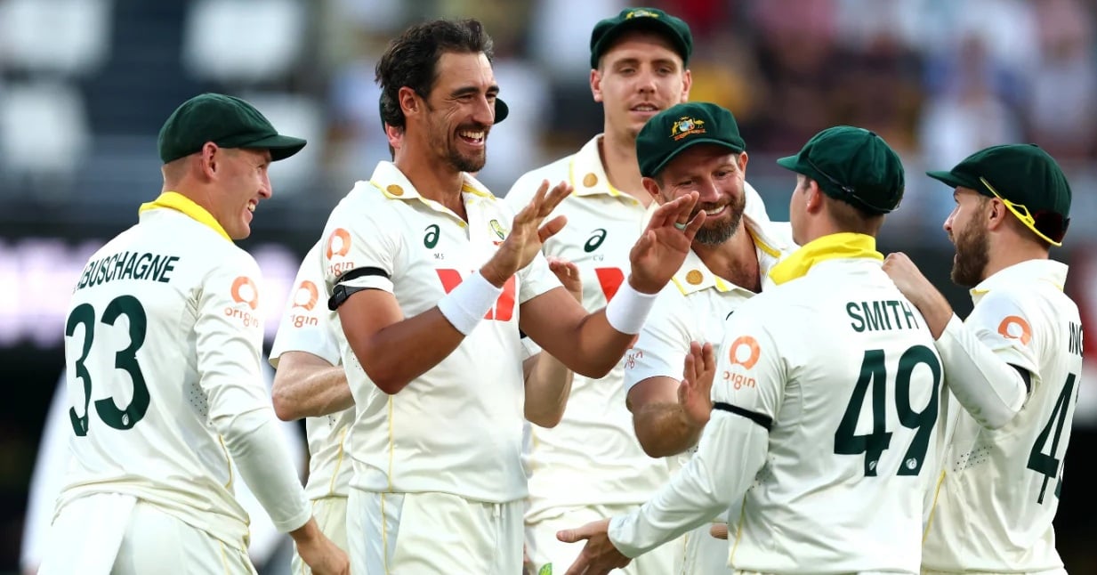 শ্বাসরুদ্ধকর প্রথম দিনে রুটের সেঞ্চুরি, স্টার্কের ৬ উইকেট