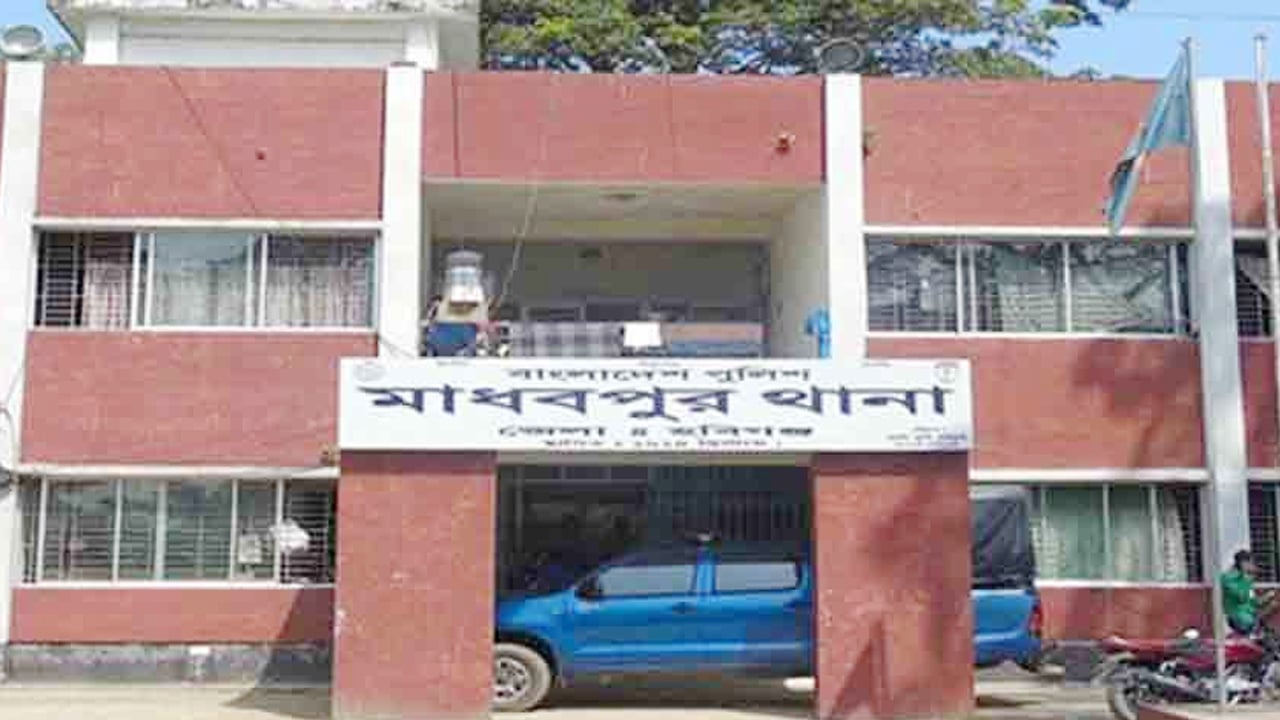 রাস্তার পাশে পড়ে ছিল নবজাতক, হাসপাতালে ভর্তি করল স্থানীয়রা