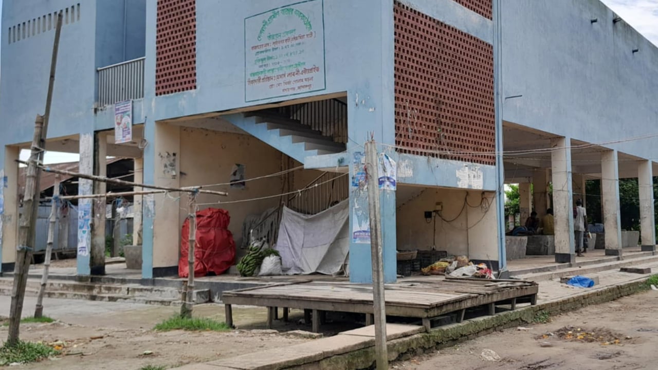 উন্নয়ন প্রকল্পের ভবন এখন মাদকের আড্ডা