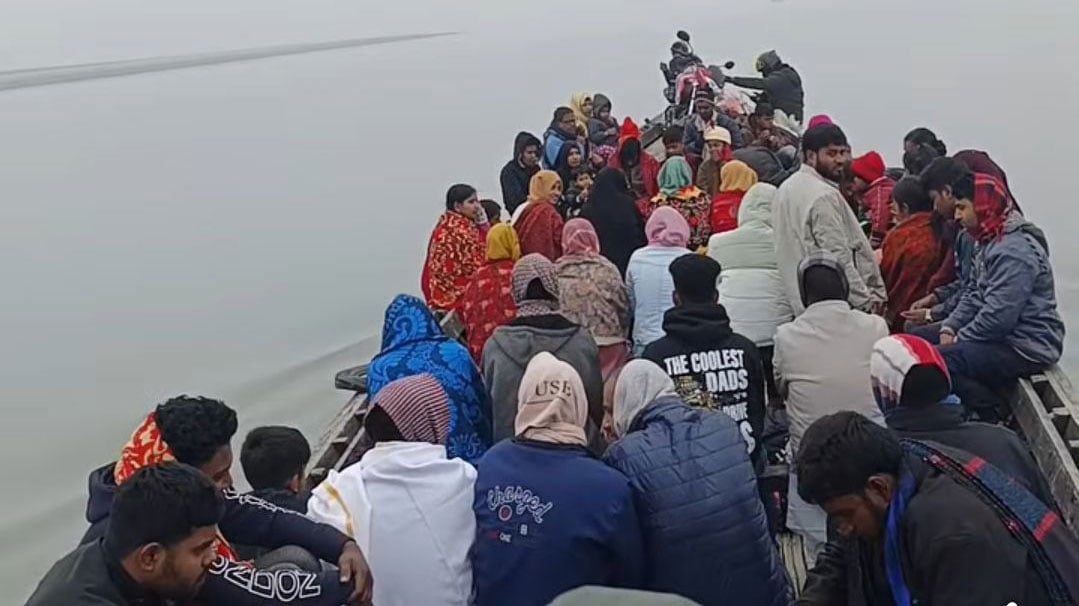 ঘন কুয়াশায় পথ হারিয়ে যমুনা নদীতে আটকা নারী-শিশুসহ ৪৭ বরযাত্রী