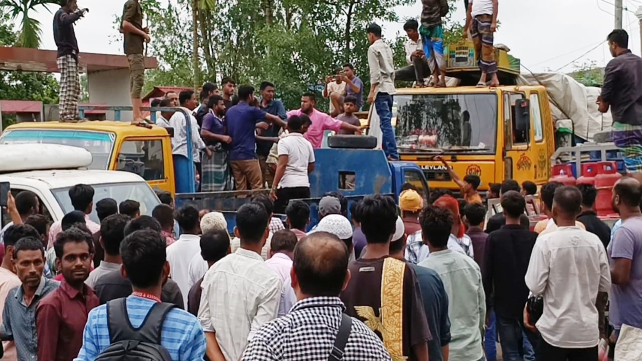 মাদারগঞ্জে ফিলিং স্টেশনে হট্টগোল, ইটপাটকেল নিক্ষেপ