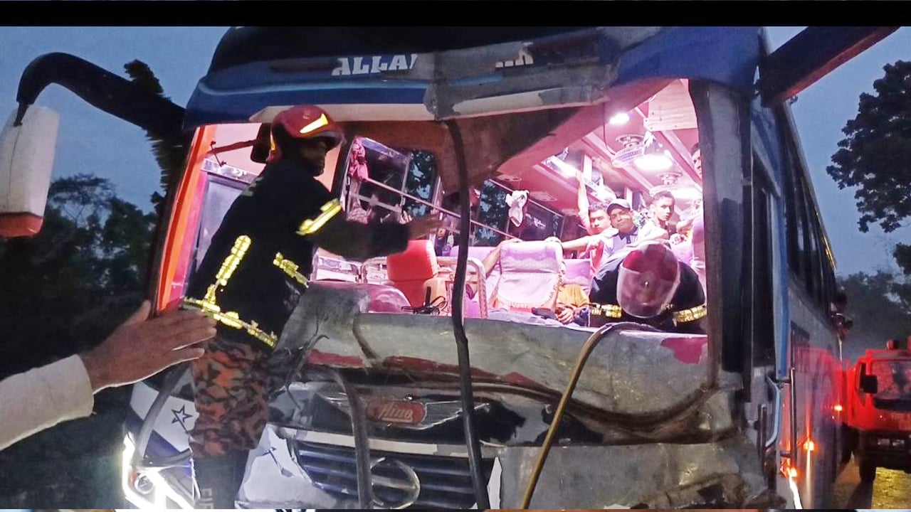 ঢাকা-বরিশাল মহাসড়কে বাস-ট্রাক মুখোমুখি সংঘর্ষ, আহত ১৫