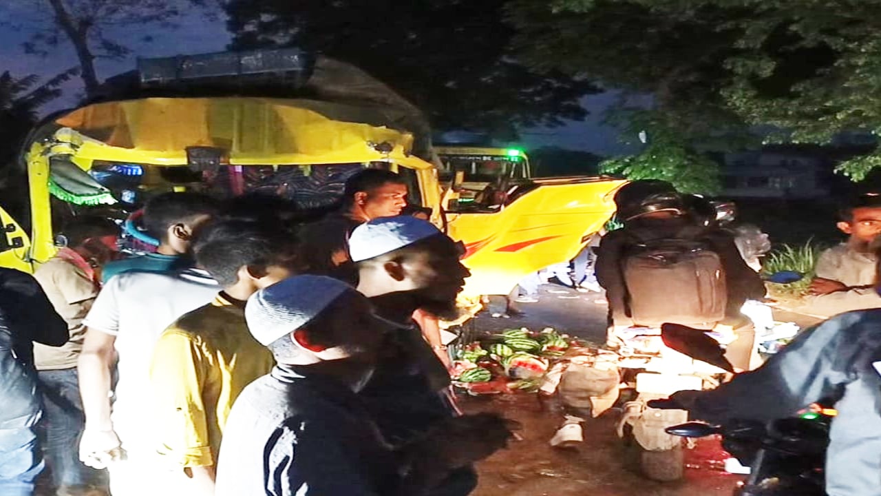 ঢাকা বরিশাল মহাসড়কে বাস-ট্রাক মুখোমুখি সংঘর্ষ, আহত ১৫