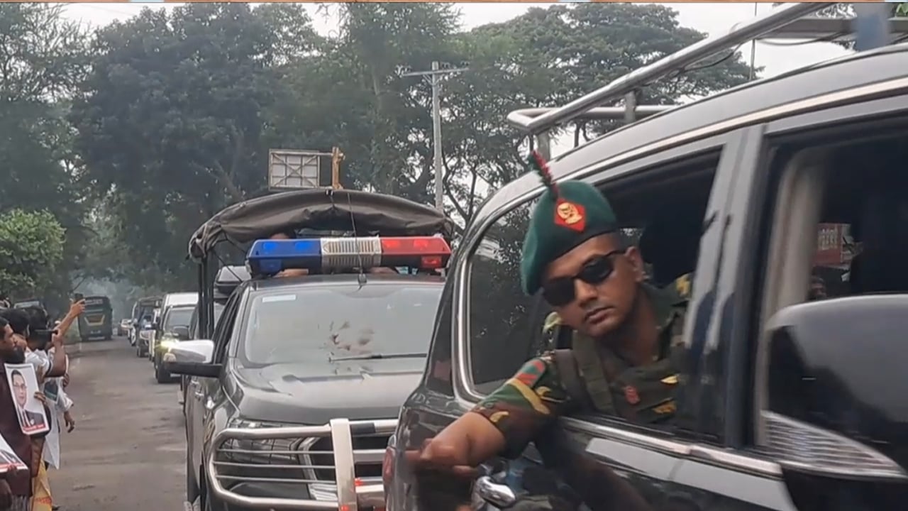 প্রধানমন্ত্রীর গাড়ি বহরে ইটের টুকরা নিক্ষেপ, তদন্তে নে‌মেছে পুলিশ