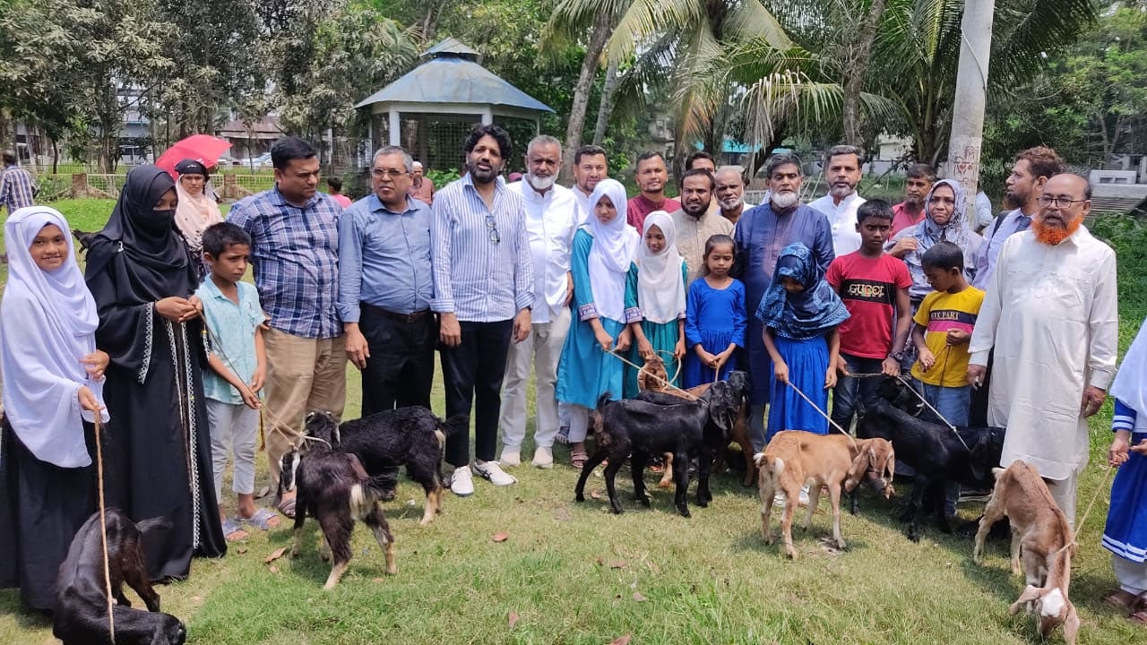 কুমিল্লায় যাকাত তহবিল থেকে ১২০টি ছাগল বিতরণ