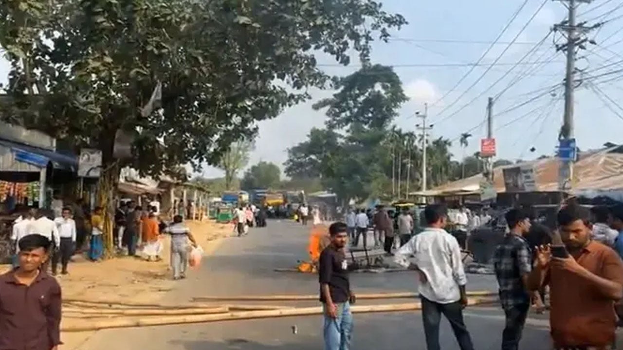 মিরসরাইয়ে ছাত্রদল নেতা হত্যার প্রতিবাদে সড়ক অবরোধ
