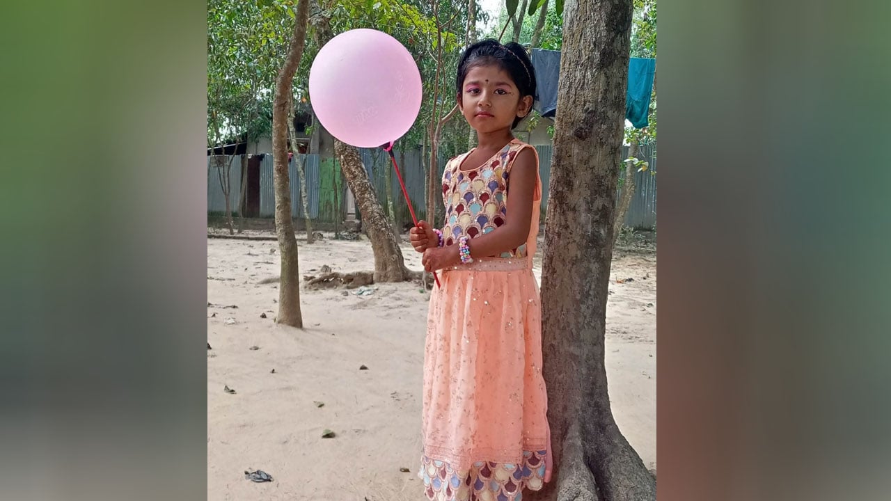 স্কুল থেকে ফেরার পথে বাসের ধাক্কায় নিহত দ্বিতীয় শ্রেণির ছাত্রী