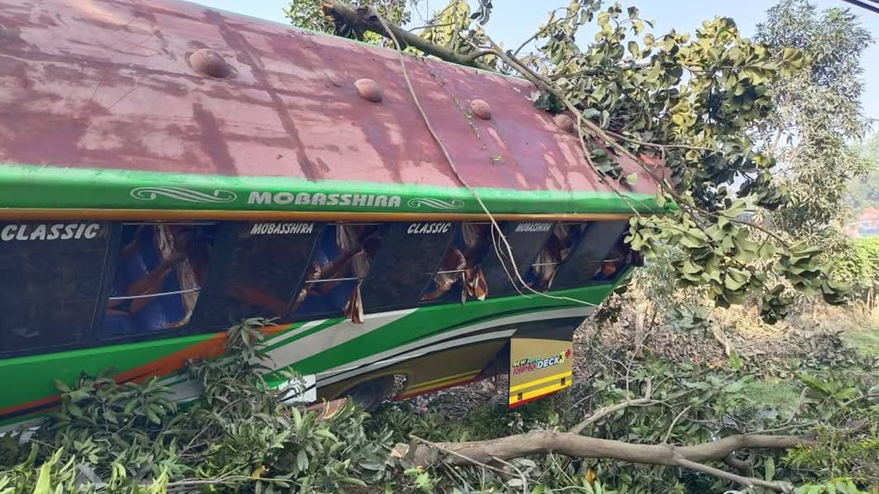 মিরসরাইয়ে পিকনিকের বাস খাদে পড়ে নিহত ১, আহত ১৫