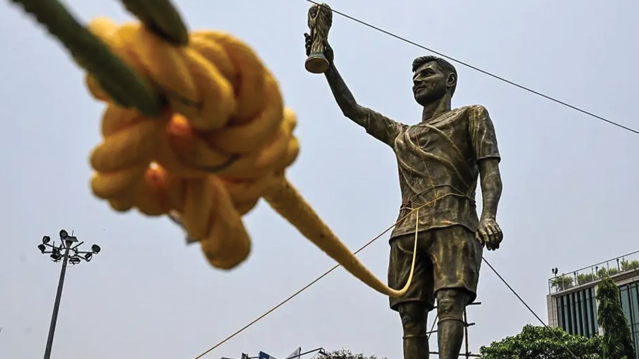 মেসির মূর্তি সরিয়ে নিচ্ছে ভারতের পশ্চিমবঙ্গ সরকার