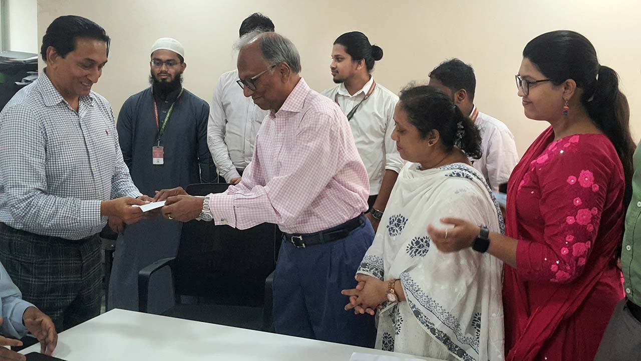 একুশে পদকের অর্থ জুলাই ফাউন্ডেশনে দিলেন মাহমুদুর রহমান