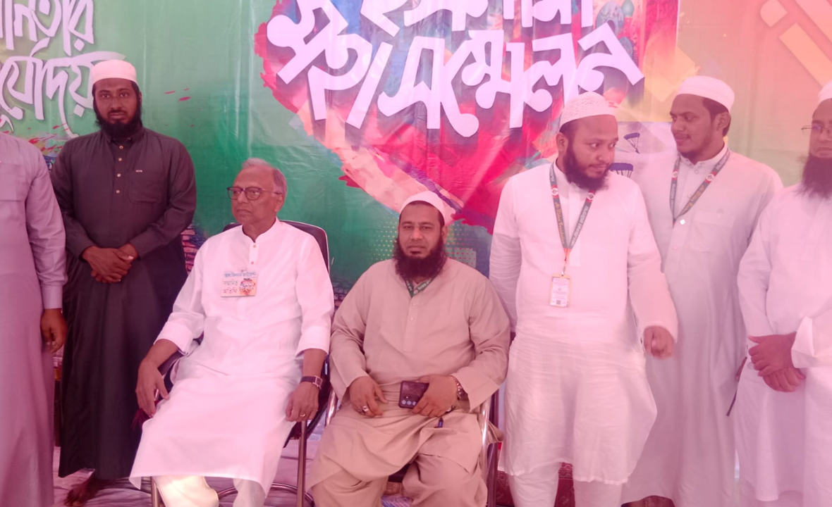 যাত্রাবাড়ীর ইসলামি মহাসম্মেলন মঞ্চে মাহমুদুর রহমান