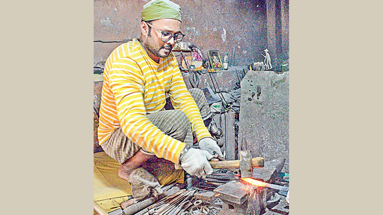 শ্রমিকের ন্যায্য অধিকারের দাবি জোরালো হয়ে উঠেছে